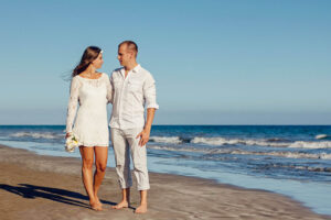 Trajes para boda en playa, Novio con traje de lino con su pareja.