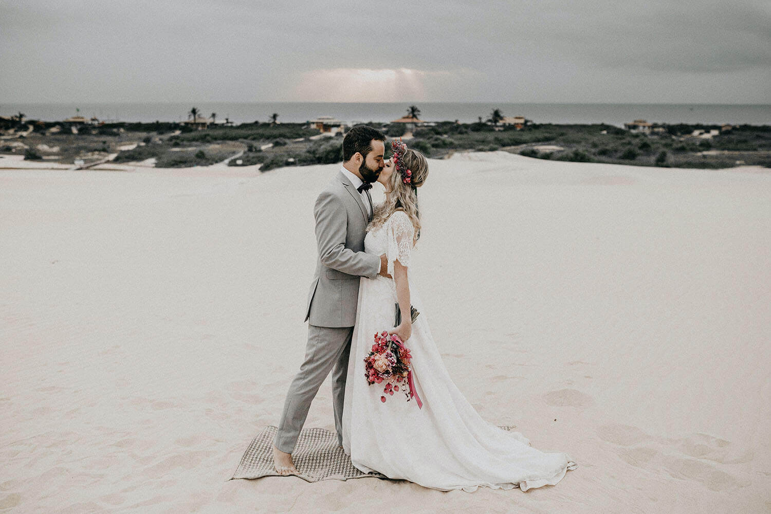 Trajes para boda en playa, Novio con traje gris en la playa.